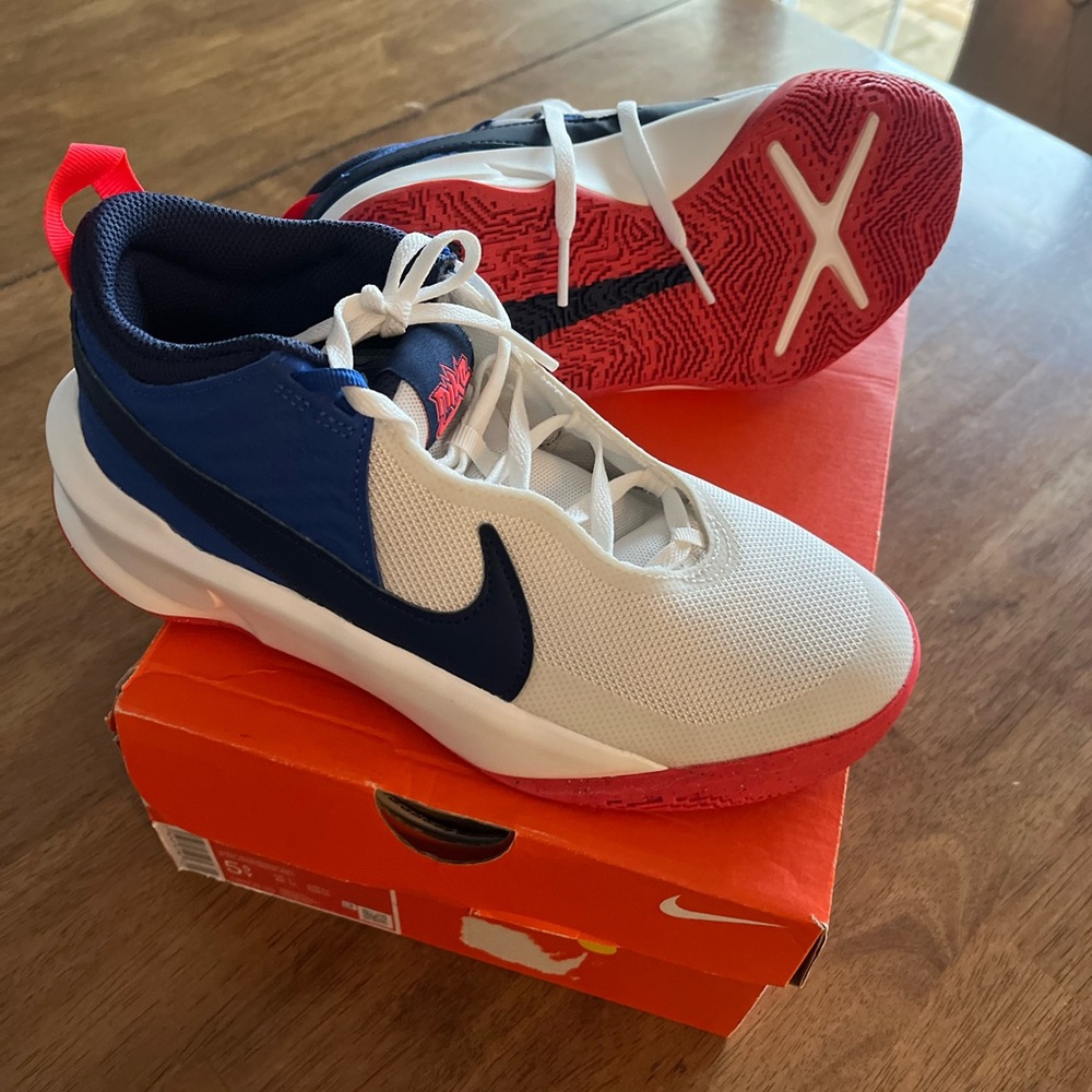 Nike Youth boys team hustle gym shoes